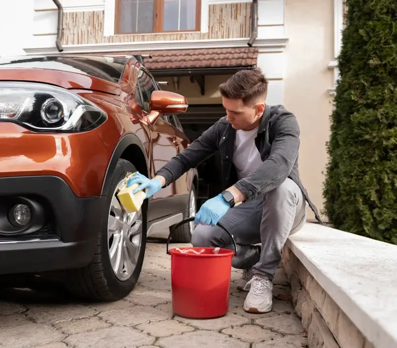 Lavage auto à domicile Meyrannes : professionnel intervenant sur un véhicule